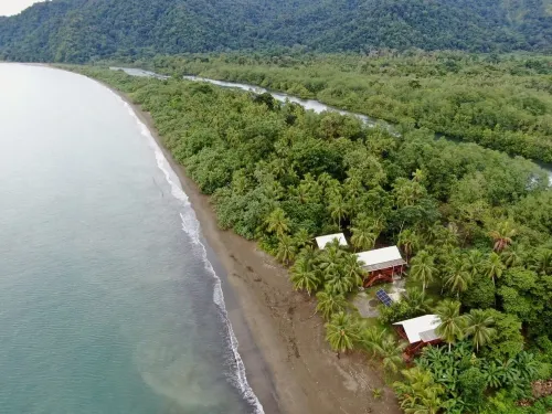 이라나 퍼시픽 호텔