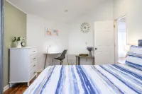 Luxe Retreat with Panoramic Views, Hot Tub & Sauna, mins to Hatley Point