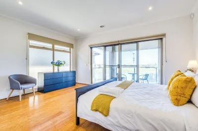 StayAU 3BR Deluxe Family Loft Point Cook Hotels near Williams Landing Railway Station