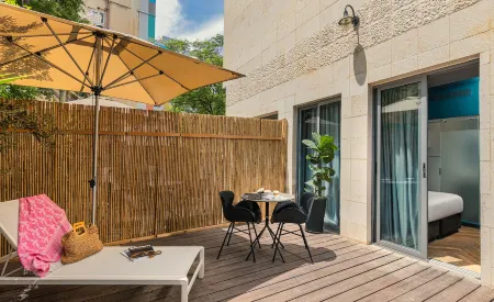 Sea Side by Zvieli Отели рядом со станцией Tel Aviv - University Train Station