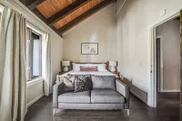 Marillac by AvantStay Gorgeous Ski Cabin w Balcony Patio Hotels in Olympic Valley