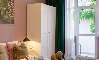 Delightful University Square 1BR, Balcony Church Views