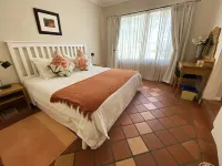 Jonquil Guest Cottage - Condos