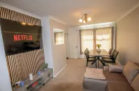3 Bed Home - Sleeps 8 - Stoke City fc - Parking