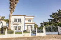 Santa Cruz Surf House by Stoke Travel - breakfast