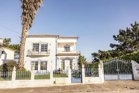 Santa Cruz Surf House by Stoke Travel