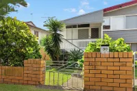 KozyGuru / Mt Gravatt East / 3 Bed House Qmg030