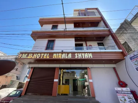MB HOTEL NIRALA SHYAM Отели рядом с достопримечательностью «KHATU SHYAM JI»