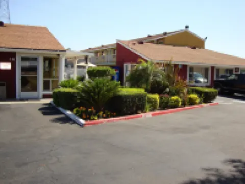 薩克拉門託綠洲旅館 - 麋鹿林 鄰近Valley Hi-North Laguna Library的酒店