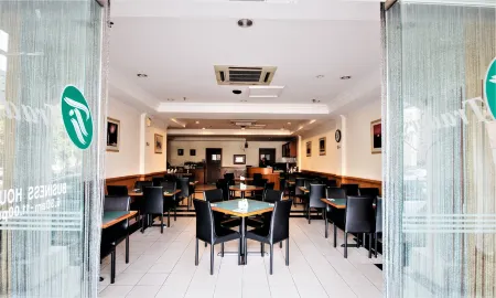 Traders Inn Отели рядом с достопримечательностью «Gadong Night Market»