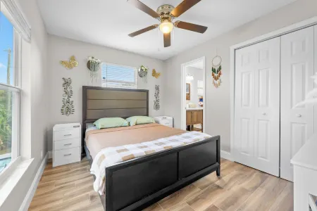 Charming 3-bedroom house with WiFi and AC in lovely Palm Bay