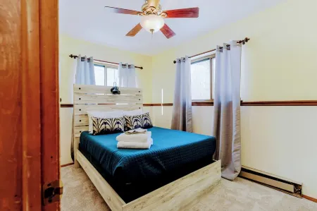 The Cub house,Gameroom,Fireplace, Firepit, largescreen TV.