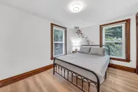 7bdrm, 3baths, 2 kitchens, mins to falls, Arcade, WiFi, AC, parking