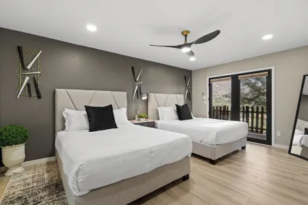 5 Bedroom HILLTOP Modern Breathtaking 360 degree VIEWS Heated Pool Spa Sleeps 16