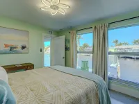 New!  Hidden- Speakeasy-penny floor. 3bd 3bath Boat dock & Walk 2 town FABULOUS Hotels in Matlacha