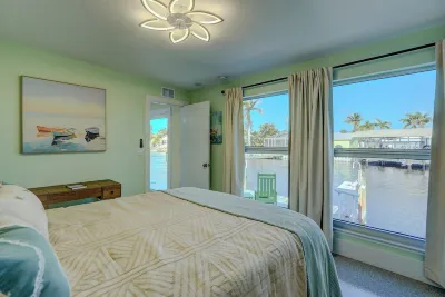 New!  Hidden- Speakeasy-penny floor. 3bd 3bath Boat dock & Walk 2 town FABULOUS