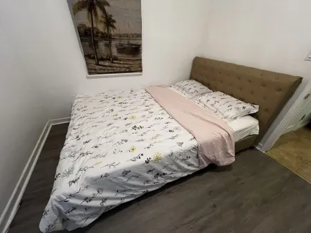 Charming 2-bedroom house with AC in Alhambra Отели рядом с достопримечательностью «Библиотека Алхамбра Сивик Сентер»