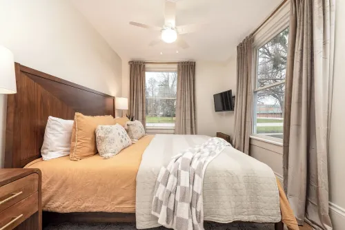 Charming 1 Bed Historical Apartment - Steps to Downtown Midland