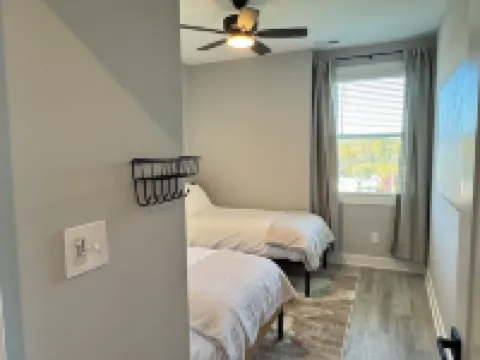 Clean luxury home near Liberty University and downtown. Quiet neighborhood,