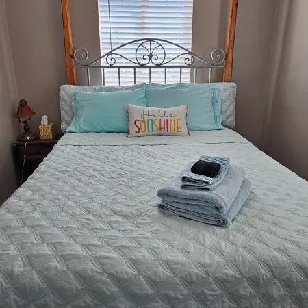 Charming 2-Bedroom Apartment with AC, Wifi, Security Cameras at Entrances.