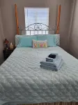 Charming 2-Bedroom Apartment with AC, Wifi, Security Cameras at Entrances. Hotels near 7-Eleven
