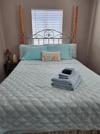 Charming 2-Bedroom Apartment with AC, Wifi, Security Cameras at Entrances.