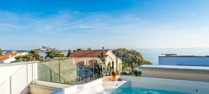 Penthouse Apartment Perla with Jacuzzi Hotels in Novalja