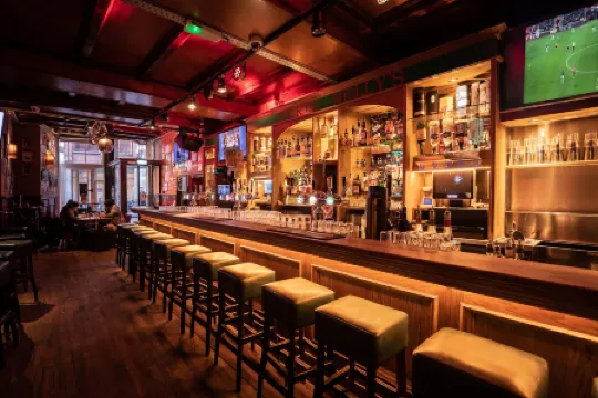 Durty Nelly's Inn Отели рядом с достопримечательностью «Каса Россо»