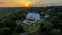 The Point Serene Hill Country Views with Pool & Hot Tub Hôtels à : Comte de Kendall