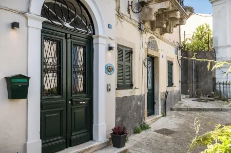 Fotiadis Family Luxury Suites by Konnect Отели рядом с достопримечательностью «Вилла Мон Репо»