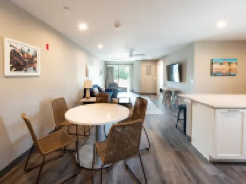 Long Beach Suites