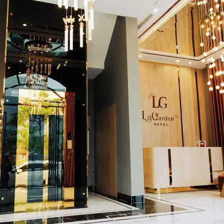 La Garden Hotel Van Don by Bayluxury Отели рядом с достопримечательностью «Bai Tu Long Bay»
