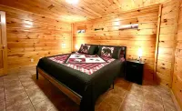 Fall Savings! Amazing 4Br Cabin -HT, Fire Pit & Game Room-10 Mins from PF