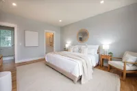 Luxury Waterfront Home Private Dock, Stunning Views & Sleeps 14