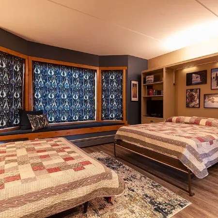 LUXURY STUDIO+BUNK ROOM, VIEWS, MINS TO LIFTS /SHOPS, ONSITE HOT TUB, GARAGE
