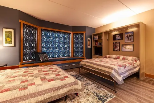 LUXURY STUDIO+BUNK ROOM, VIEWS, MINS TO LIFTS /SHOPS, ONSITE HOT TUB, GARAGE