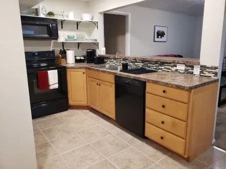 Cozy Newly Remodeled Basement Apartment Отели в г. Тейлорсвилл