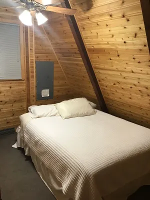 Kelly Lake Cabin with beautiful sand beach