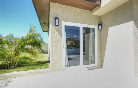 Modern 3 bedrooms with king size bed and hot tub