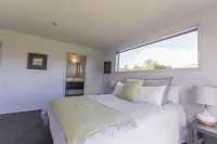 Modern Family  Holiday home with sensational views peaceful paradise (sleeps 11) のホテル