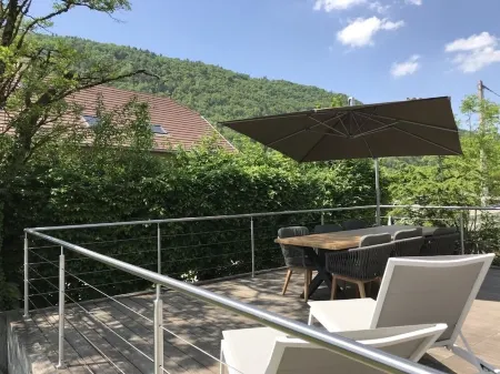 Villa 200 m from Lake Annecy with terrace and parking Отели в г. Севрие