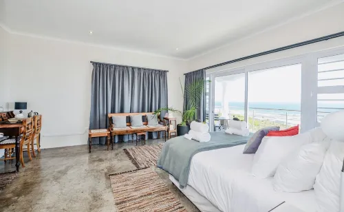 Majestic hill-top 5-star awarded boutique Penthouse. Hotels in Yzerfontein