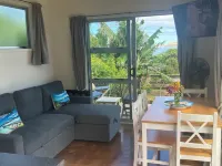 Sneezle Beezle Cottage Hotels in Ōmāpere