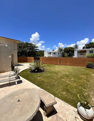 Spacious 5-bedroom house in gated community, private pool and semi-private beach