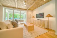 Modern Island Living – 2-Bed, 2-Bath Beachfront Condo at Watercolors Roatán E4