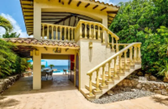 Sophisticated Oceanfront Villa, Beach Access