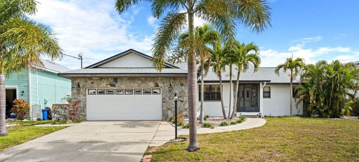 Gray Dolphin — Waterfront Home with Heated Saltwater Pool, Dock & Kayaks Hotels in Apollo Beach