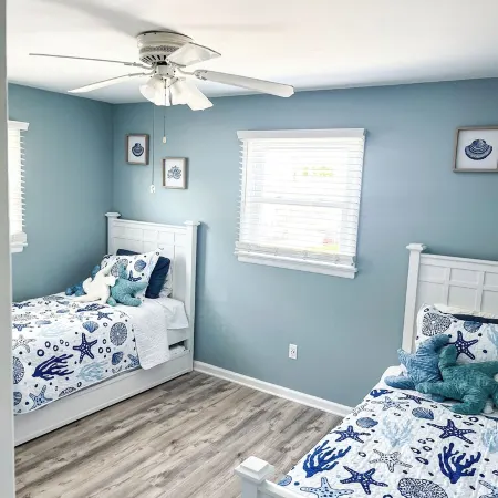 Sunset Bayside Beach House - Sleeps 14, Steps from Beach & Bay, Outdoor Shower