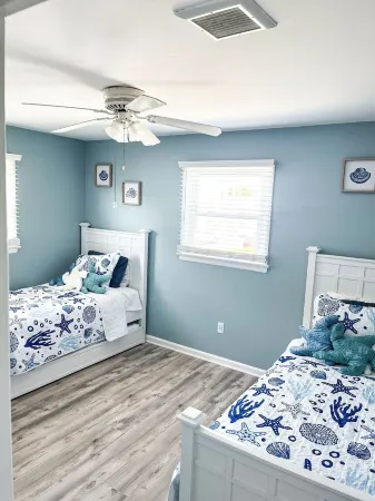 Sunset Bayside Beach House - Sleeps 10, Steps from Beach & Bay, Outdoor Shower