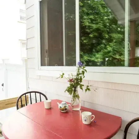 Vintage Charmer Waterfall views! sleeps 5! Отели в г. Итака